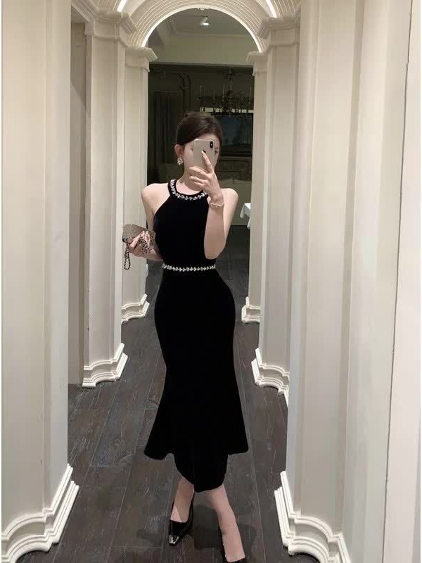 フランス式ヘボン風黒掛け首ベルベットワンピース女性高級セクシー露背誕生日ドレス魚尾長スカート