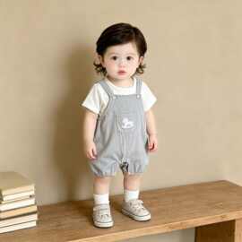 A 类婴幼儿夏装宝宝透气泡泡纱背带裤 + 白 T 恤两件套 可开档