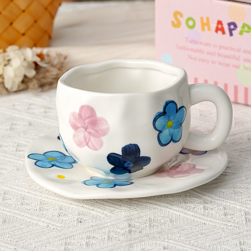 Hermoso conjunto de tazas de café y platos Regalos comerciales Irregulares tazas de desayuno transfronterizas de cerámica Pastoral pintada a mano esmaltada