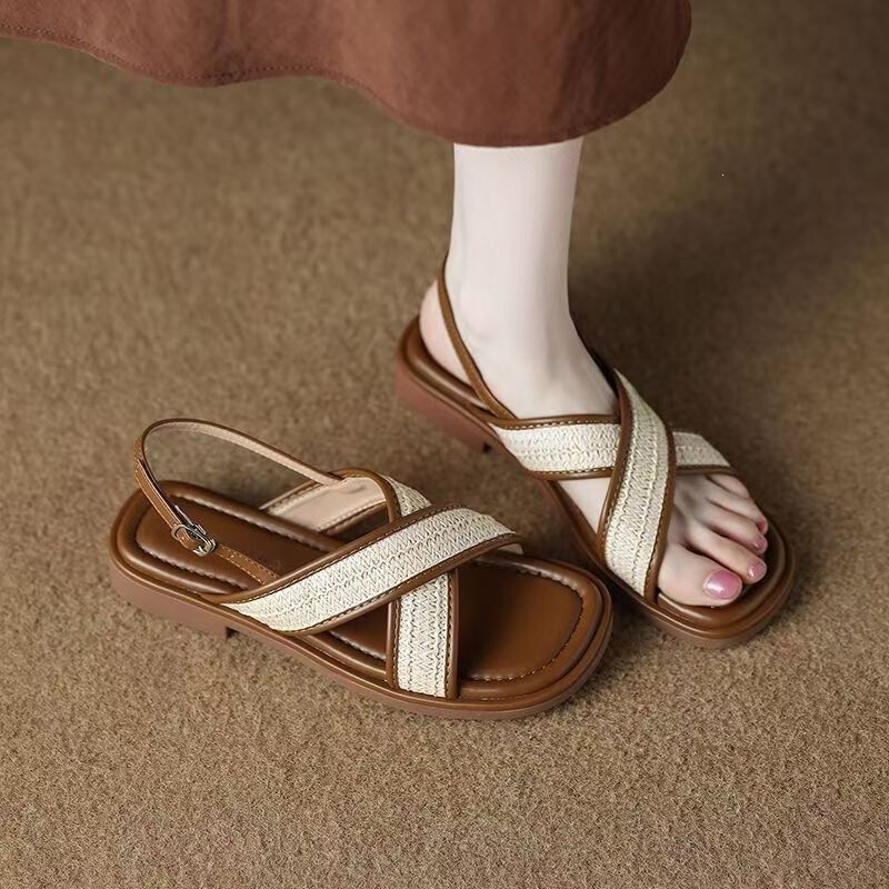 Color-blocked super popular sandals for women, summer outdoor wear, 2026 new model, versatile and comfortable, super popular flat-soled fashion beach shoes