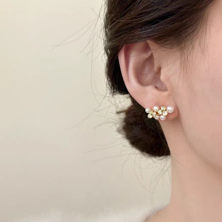 Retro fashionable trend elegant earrings from pearl