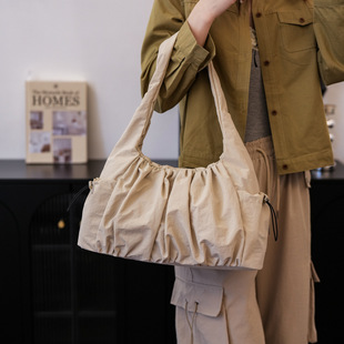 Autumn 2024 New Women's Bag Large Capacity Casual Nylon Cloud Shoulder Bag Korean Fashionable Underarm Folded Bag for Women
