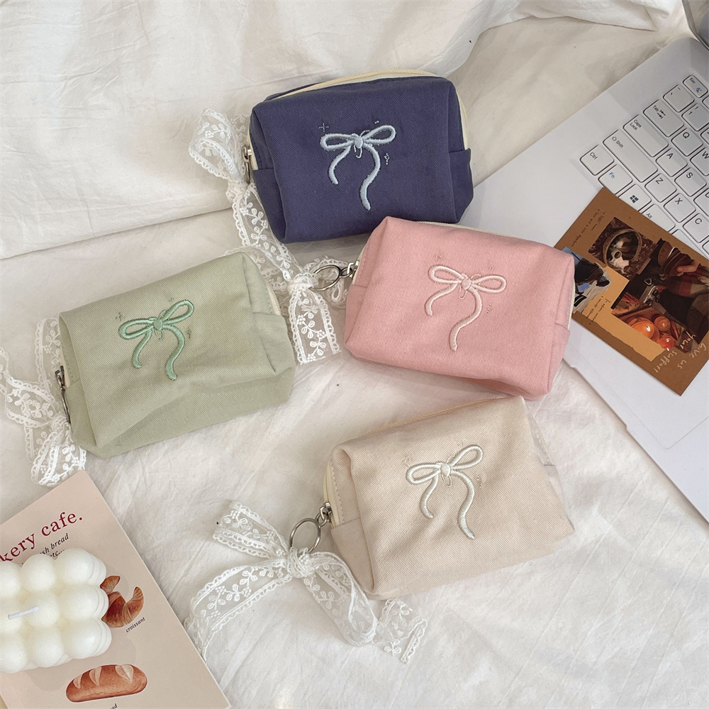 66g Weight Canvas Lining Material Lace Fashion Element Zipper Closure Type / Strap Type Cosmetic Bag Bags Type Holiday, Travel, Daily Occasion Polyester Material Bag, Knot, Butterfly, Bow Knot Pattern All Seasons Season Women's Gender Cute Style Square Shape Cute Bag Knot Butterfly Polyester Lace Square Makeup Bags 无