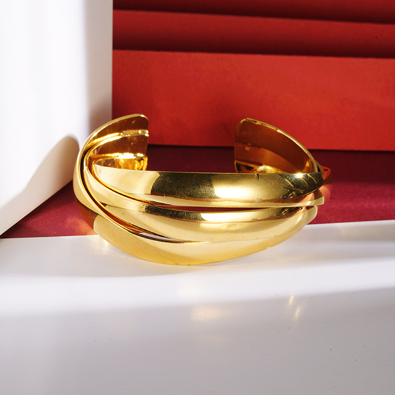 Nueva Arena de oro multi-capa de la Cruz de pulsera abierta no se desvanece durante mucho tiempo todo-Juego de las mujeres exageradas Luz de lujo de alto sentido de suministro directo de fábrica