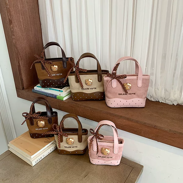 New autumn and winter collection: children's bags featuring polka dots, bows, cartoon cat designs, and letter patterns; girls' handbags, crossbody bags, and matching parent-child bags for fashion shows