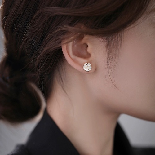 s925 sterling silver camellia earrings, fashionable and high-end pearl earrings, retro small fragrant Internet celebrity temperament earrings