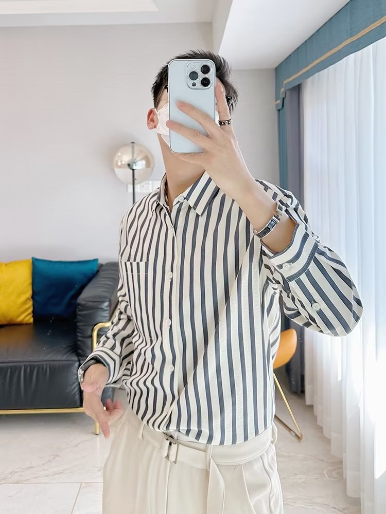 Versión coreana de la camisa a rayas de manga larga para hombres, sentido de alta gama, ropa de hombre yuppie británico, estilo ligero, camisa interior, chaqueta, marca de moda