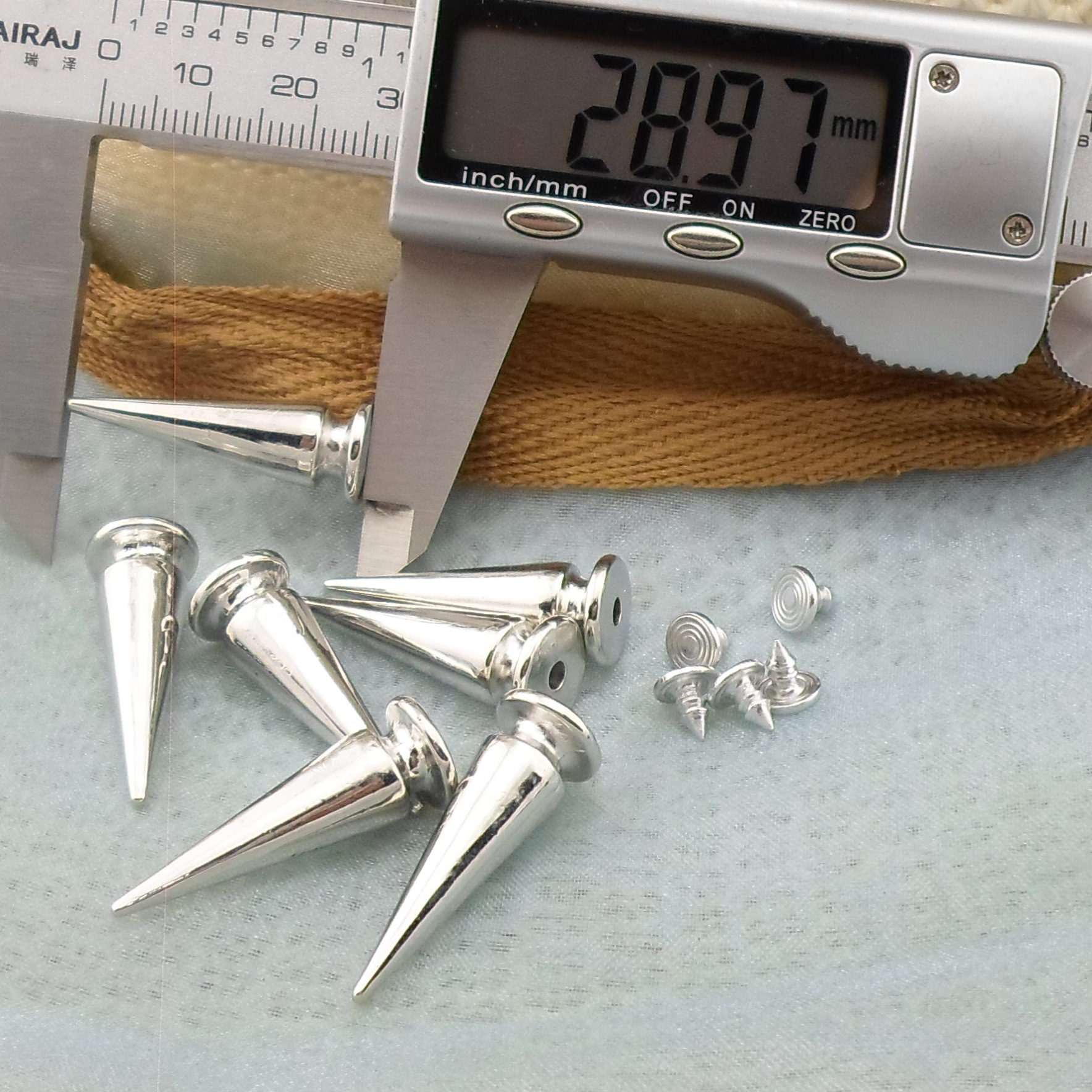 （塑料）10×29MM高有孔圆锥钉朋克舞台表演服用装饰品子弹头铆钉