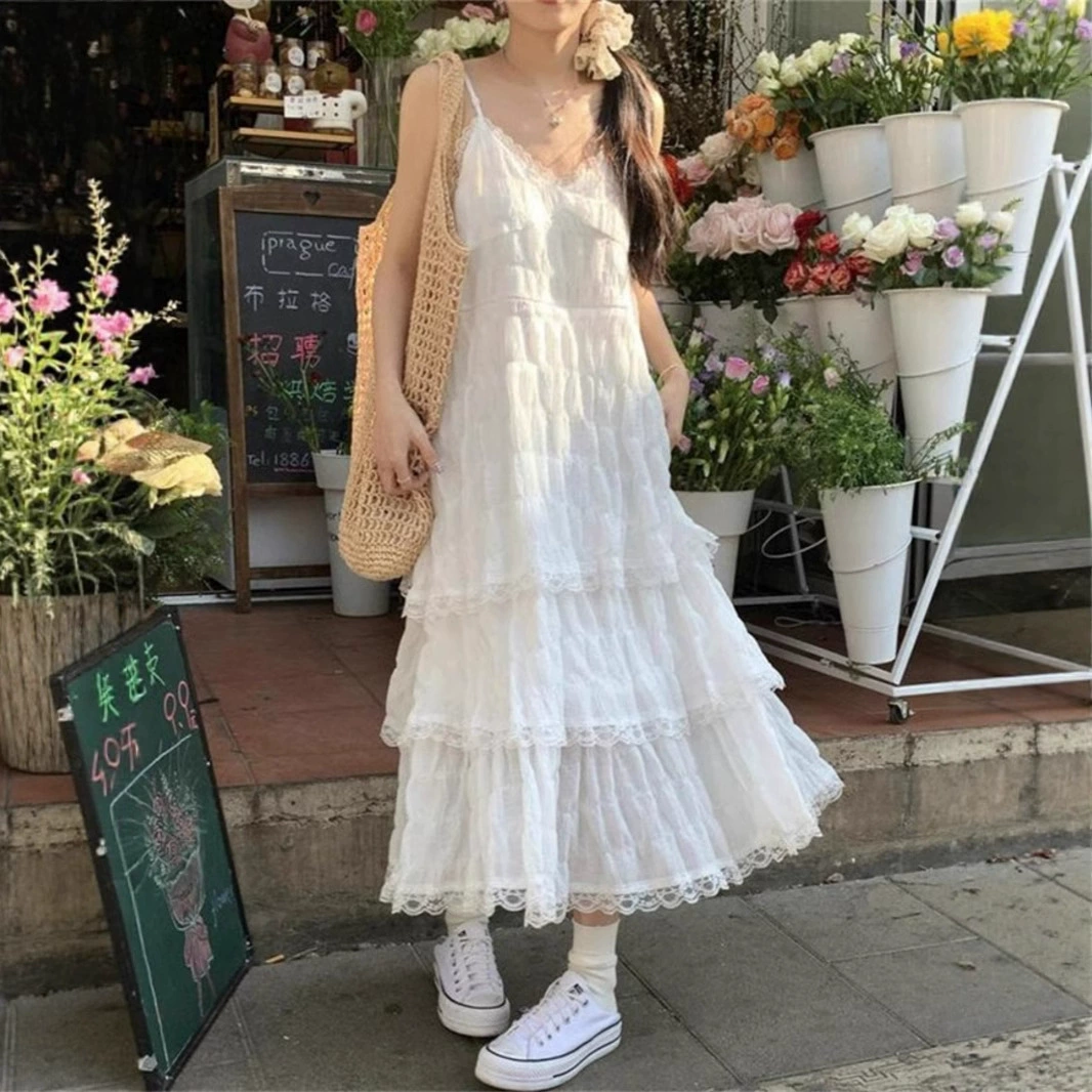 Летнее белое женское платье на тонких бретельках во французском стиле, новое модное длинное платье для пляжного отдыха весна 2024 года.