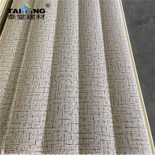 Los fabricantes producen paneles de pared de techo de refuerzo de PVC de colores en África, América del Sur y otros mercados