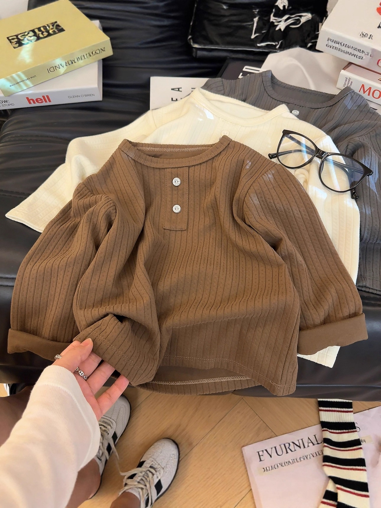 Nueva camiseta de tela de algodón para niños de color sólido, camiseta de cuello bajo para bebés con rayas de otoño para niñas