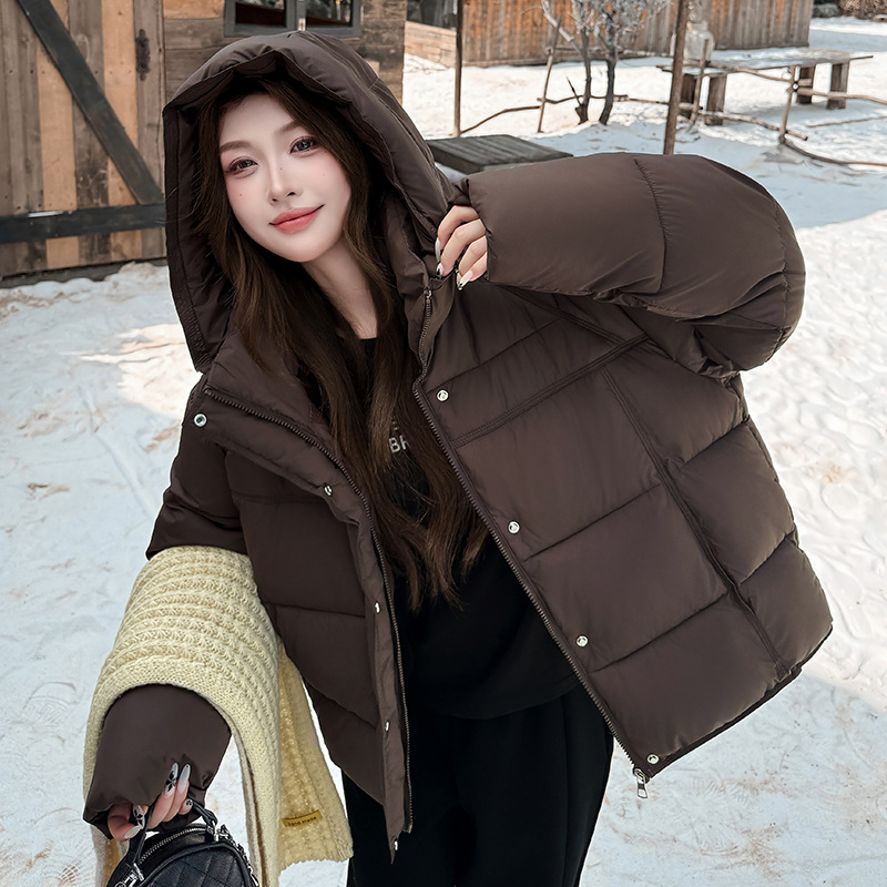 2025 invierno nuevo estilo coreano suelto y grueso abrigo de algodón de pluma caliente mujer corto con capuchón chaqueta de pan europeo