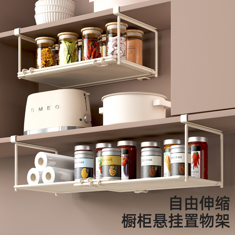 台所の棚の戸棚の下に棚の扉を掛けて調味料を掛けて神器を収納します。|undefined
