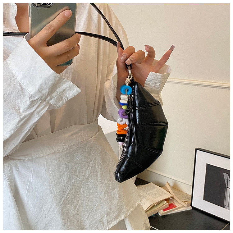 The cute horn bag with a niche neckline design is fashionable and trendy. The mini crossbody bag is in a solid color, simple and elegant with a high-end texture undefined