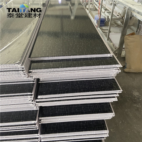 Los fabricantes producen paneles de pared de techo de refuerzo de PVC de colores en África, América del Sur y otros mercados