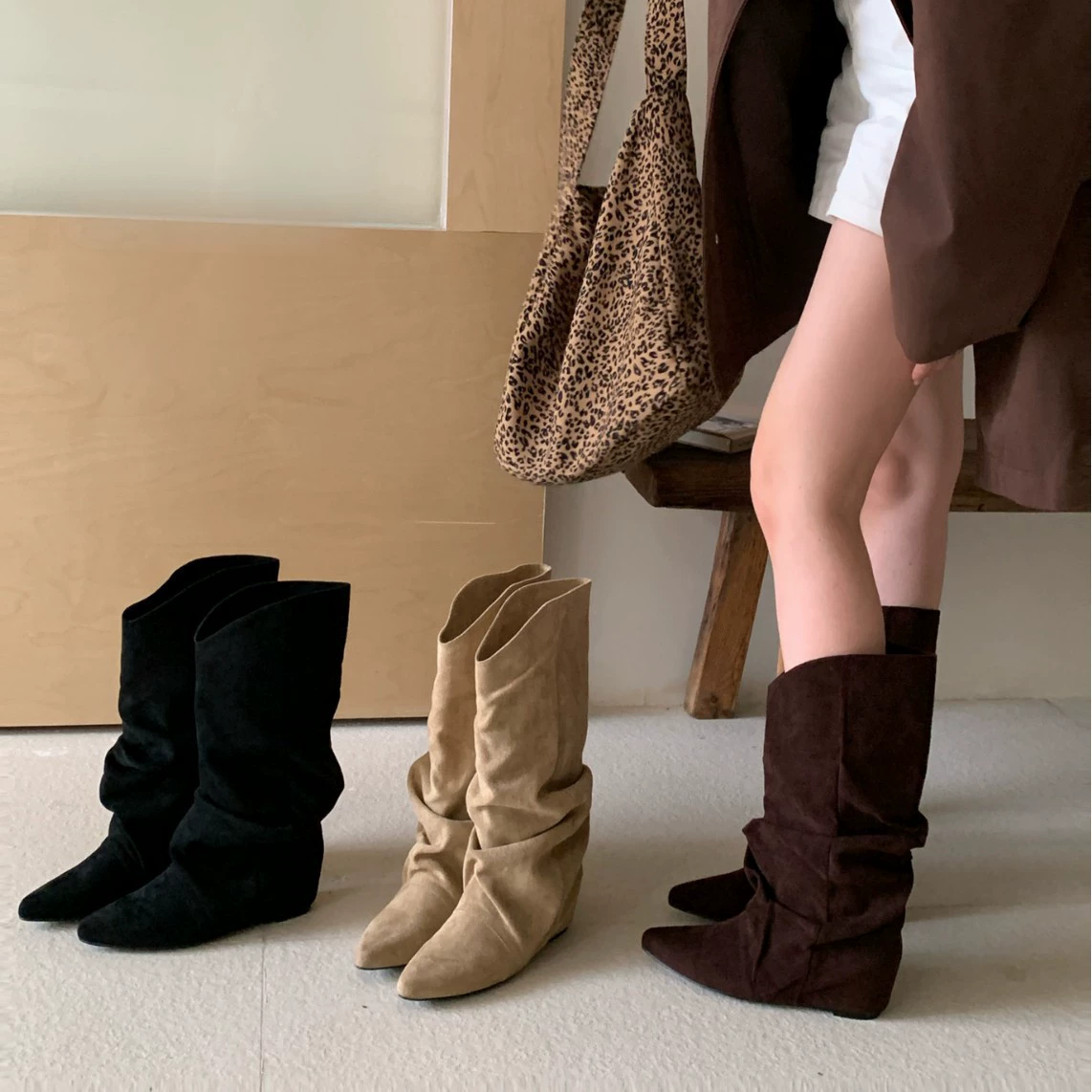 Женские замшевые плиссированные ботинки с внутренним утеплением, осень-зима 2025, новые ковбойские ботинки в стиле вестерн с заостренным носком, ботинки до середины голени с отворотом.