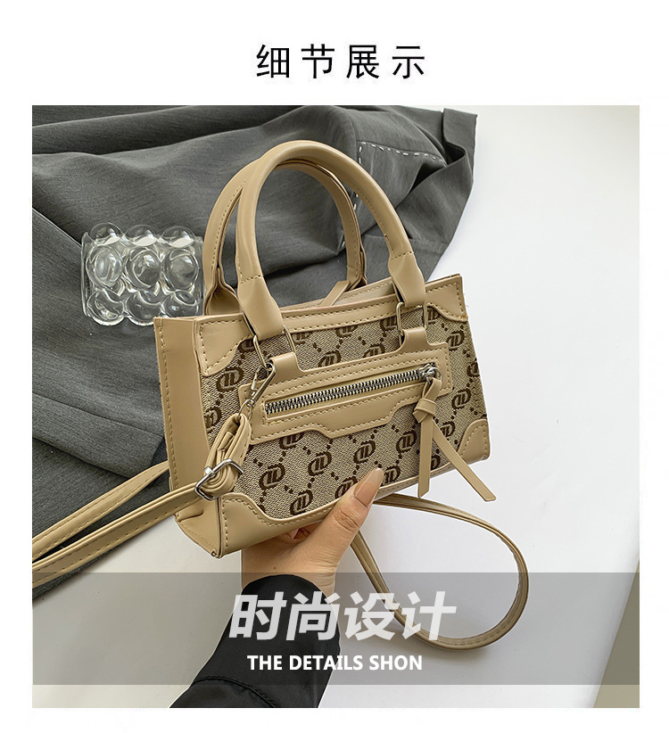 This stylish single-shoulder handbag, with a simple and casual texture, is a new Korean style crossbody small square bag for women in the autumn of 2024 Application Scenario