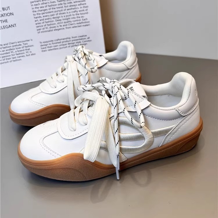 Zhao Zhaoyi con zapatos de entrenamiento rojos de mujeres 2025 primavera nueva piel bordada zapatos casuales de skate