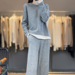 怠惰な風の気質のカジュアルな偽の2つのセーターのスーツの女性の秋冬の新型のデザイン感の外は広い足のズボンの2つのセットを着ます。