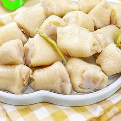 唐辛子の味の鶏の肘の鶏は骨のネットの赤い食品を曲がります。
