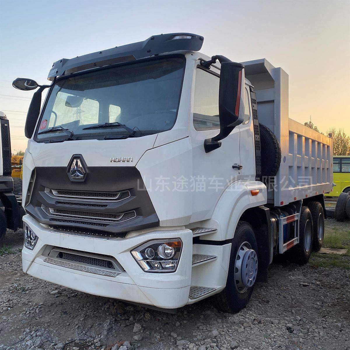 Haohan J5G Eight-Wheel Dump Truck for Construction Site Waste Transport, Diesel-Powered Dump Truck for Earthmoving, Manufacturer's Truck