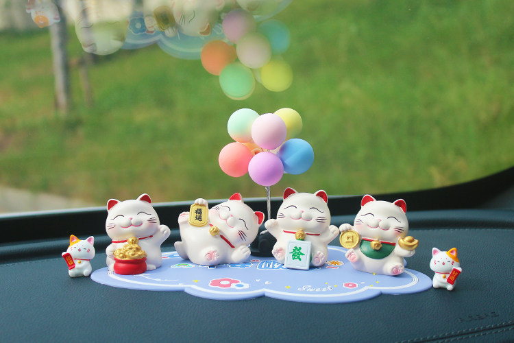 2026 New Car Ornament: Cute Fortune Cat Decoration for Car, Creative Center Console Car Interior Accessory, Internet Sensation
