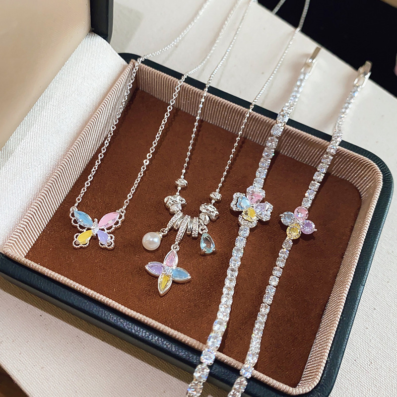 Zircon flower clasp bracelet, light luxury with a high-end feel, exquisite and elegant, versatile and stylish, with a unique design Zircon flower clasp bracelet, light luxury with a high-end feel, exquisite and elegant, versatile and stylish, with a unique design