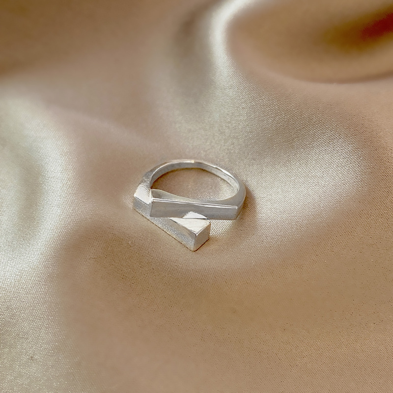직사각형 일반 반지 2024 XIAOHONGSHU 핫 스타일 반지 여성 디자인 틈새 하이 엔드 오픈 검지 반지 단순