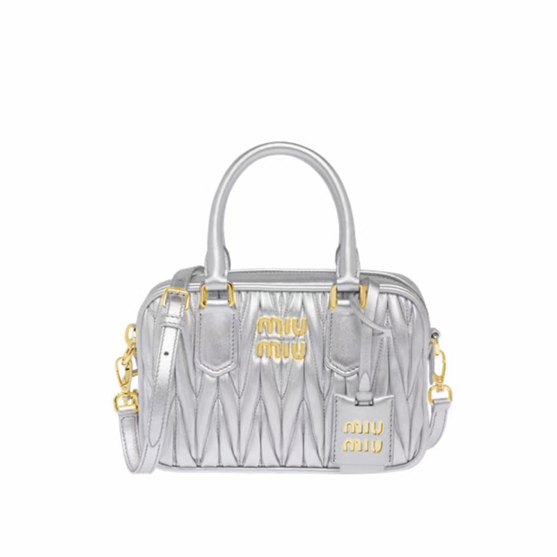 M家IU同タイプのしわボーリングバッグMatelasse羊紋軟皮手提げカバン