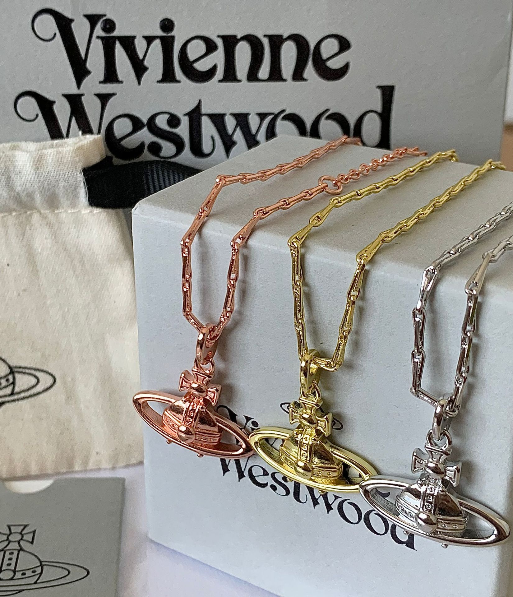 Vivienne Westwood/Vivian West queen Suzie series embossed flat silver necklace bracelet