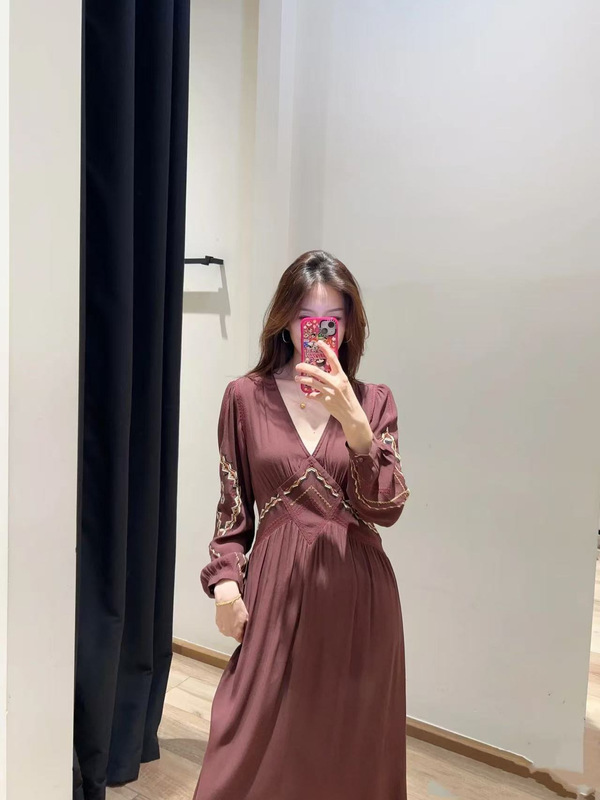 南油连衣裙高级感法式度假棕色V领刺绣长袖连衣裙收腰显瘦中长裙|undefined