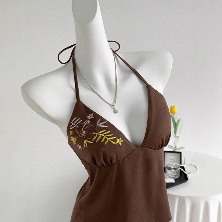Completo due pezzi da donna in stile retrò e piccante: canotta con scollo all'americana e pantaloncini con motivo a foglie, perfetto per l'estate._voghion.com