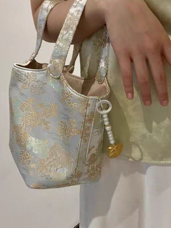 女性のための新しい中国風の脇の下バッグ 2024 夏刺繍ニッチハイエンドシングルショルダーハンドバッグ|undefined