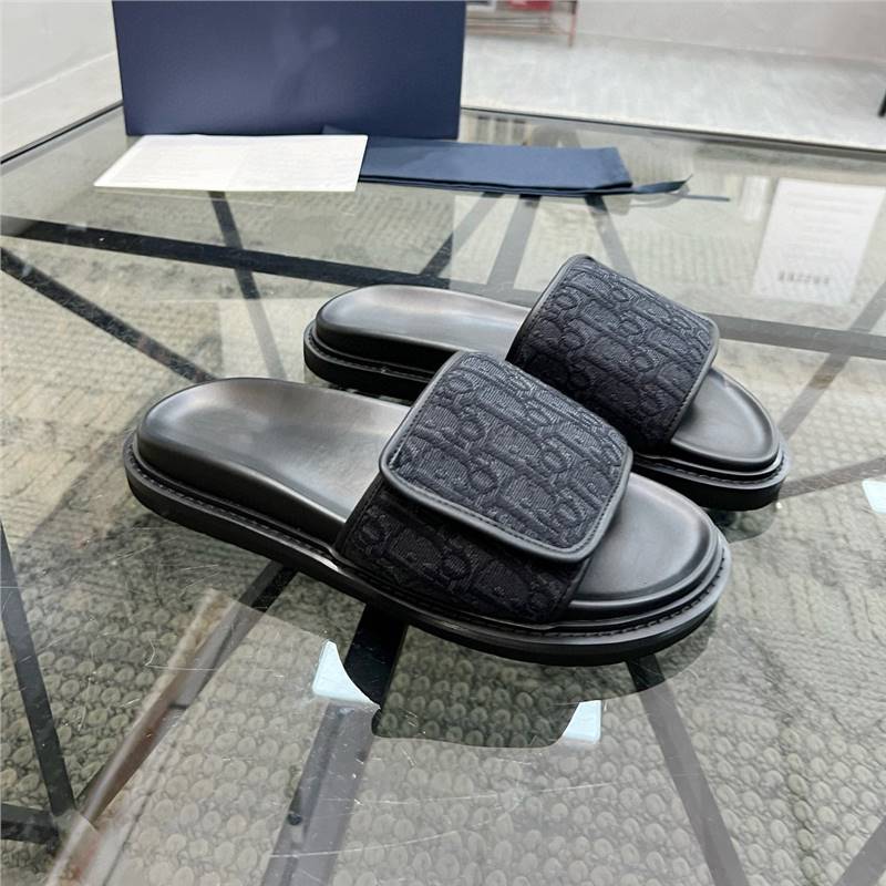 Estación europea 2025 pantuflas de verano para hombres marca de moda sandalias y pantuflas de moda para hombres sandalias de gama alta para hombres