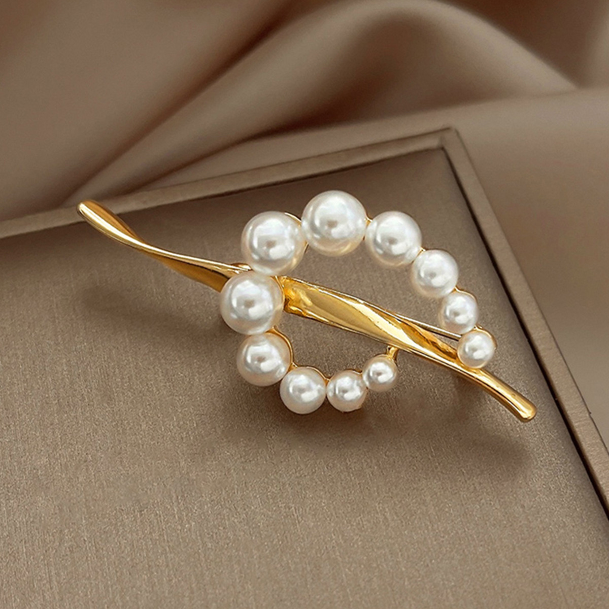 Elegant pärlbrosch för kvinnor - stilfullt accessoar för kavaj_voghion.com