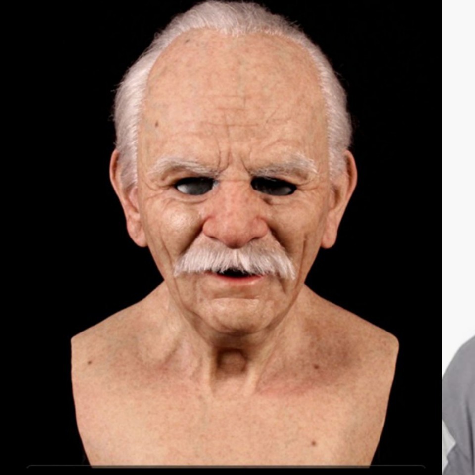 ハロウィーンのキャラクターは道具のマスクを演じます。