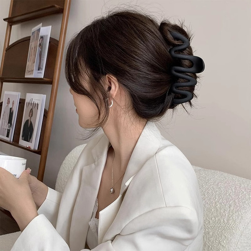 Extra-large wave claw clip for women's nape, braided hair shark clip with abundant hair volume, multiple hair clips with a high-end hair accessory.