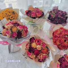 ミニドライフラワーの小さな花束バラの車の車の装飾の吹き出しの香薫冷蔵庫は祝日のバレンタインデーのプレゼントを貼っています。