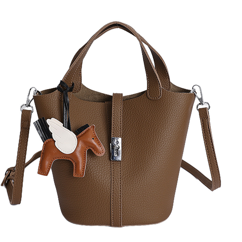 Bolsa de cestas de comida de mano de alta calidad 2025 nuevo invierno simple bolso de cubo casual bolso de hombro de mujer coreana