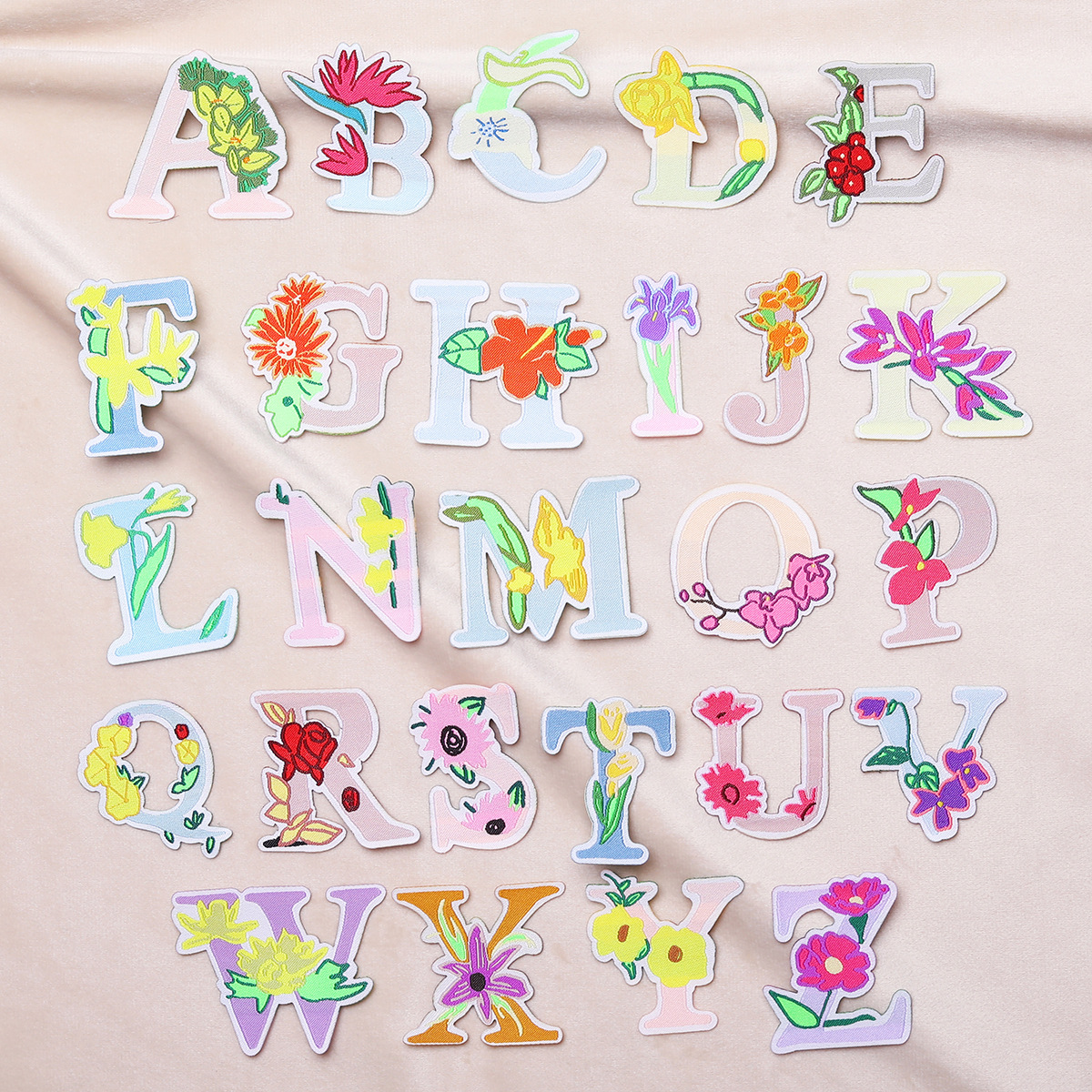 原创513超粘厂家直销花朵26个英文字母布贴衣服补丁织唛贴布自粘