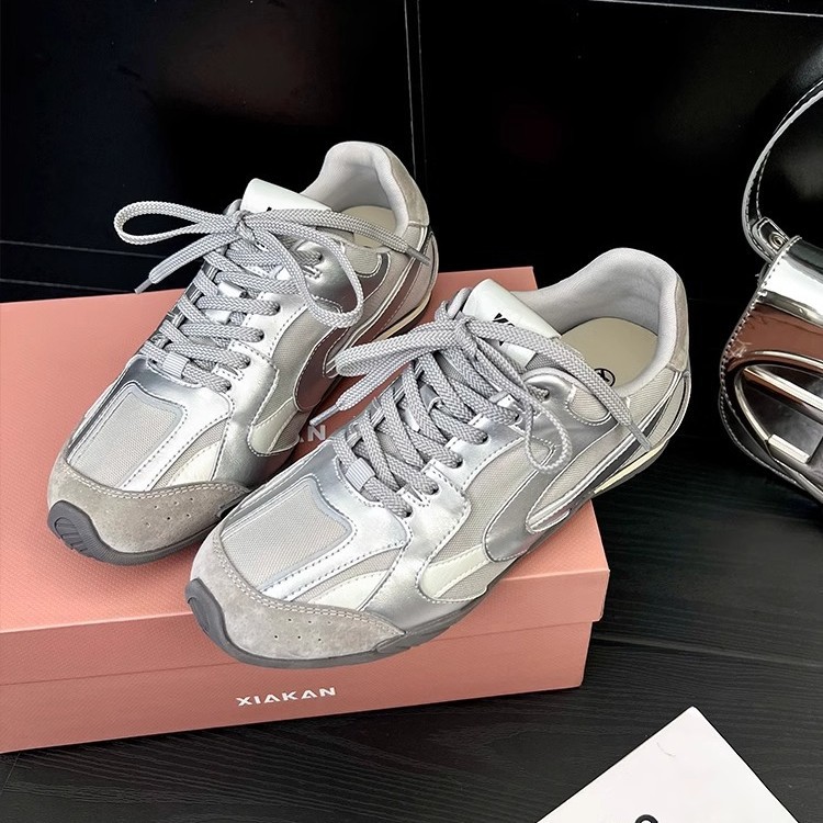 La marea no es sur ~ Zapatos plateados Forrest Gump 2025 nuevo estilo aumento de 4cm zapatos de entrenamiento alemanes zapatos deportivos de suela blanda de cuero para mujer