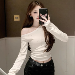 ギャルのホットドリルの斜め肩の長袖のtシャツの女性の秋のデザイン感は独特です。