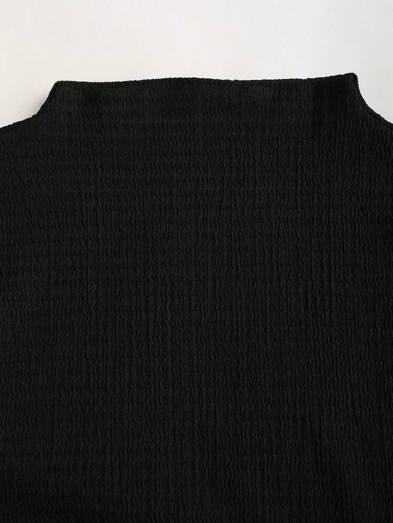 Robe midi ajustée avec col montant et boucle de ceinture_voghion.com