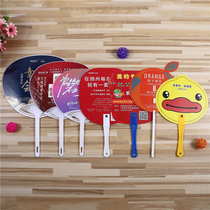 Abanico publicitario redondo, abanico de plástico PP con diseño de dibujos animados, abanico promocional para empresas y matrícula escolar, abanico grande de plástico para bienes raíces y joyería, personalizable.
