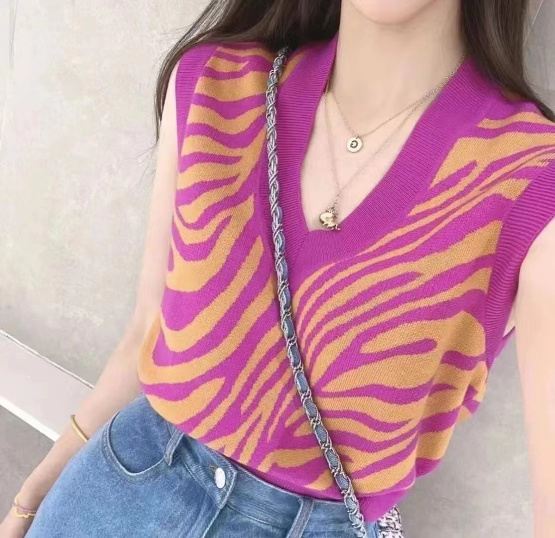 Nuevo chaleco de punto de lana sin mangas con cuello en V, versátil, en blanco y negro con estampado de pata de gallo, para mujer, de la colección de ropa femenina de Brother para la primavera y el otoño de 2024.