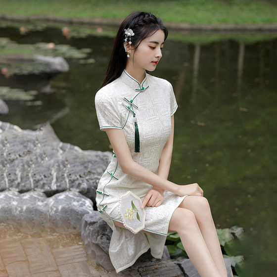 Young Cheongsam Mid-length 2024 Spring New Slim-fit Slimming Dress Retro Elegant Elegant Improved Cheongsam