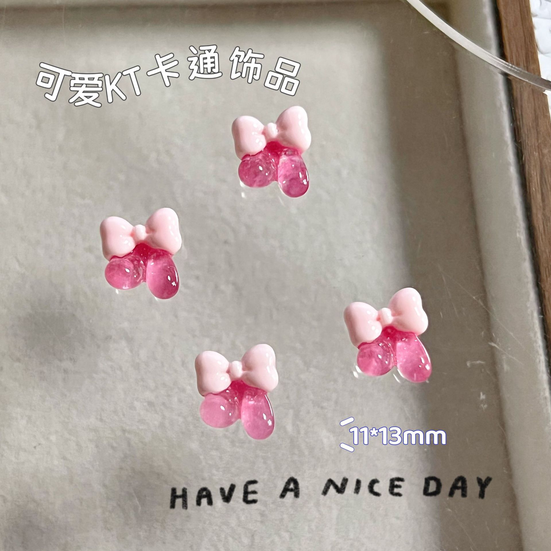 新商品のキティキャットの三麗鴎のネイルアクセサリーのネットの赤い爆発の樹脂のかわいいkt猫は甲を着て飾ります。