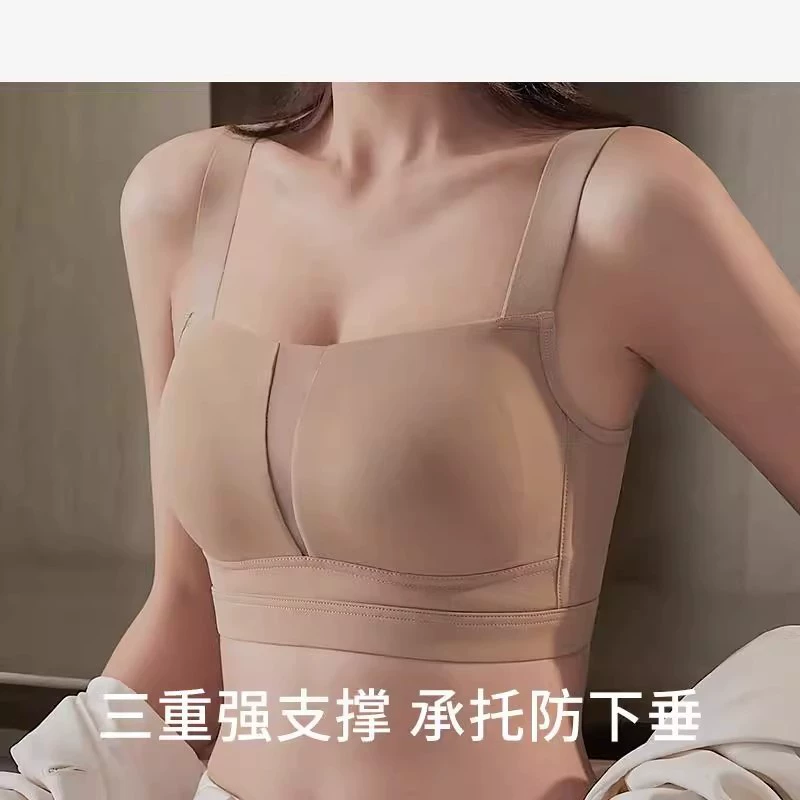 Тяните маленькую грудь, чтобы показать большое без следов нижнее белье