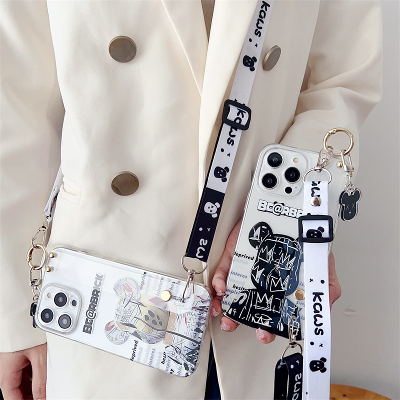 适用苹果15promax腕带手机壳黑白暴力小熊14/13pro支架斜挎绳软套