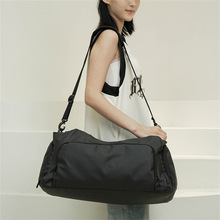 2025欧美健身包批发行李背包西装收纳包运动大容量手提都市简约风